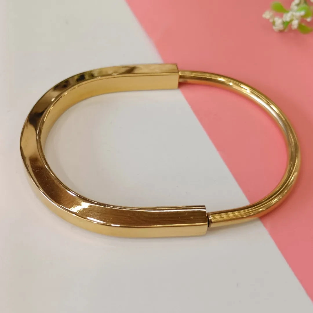 Anti-Tarnish Gold-Toned Oval Lock Bracelet - 18k Anti Tarnish Bracelet