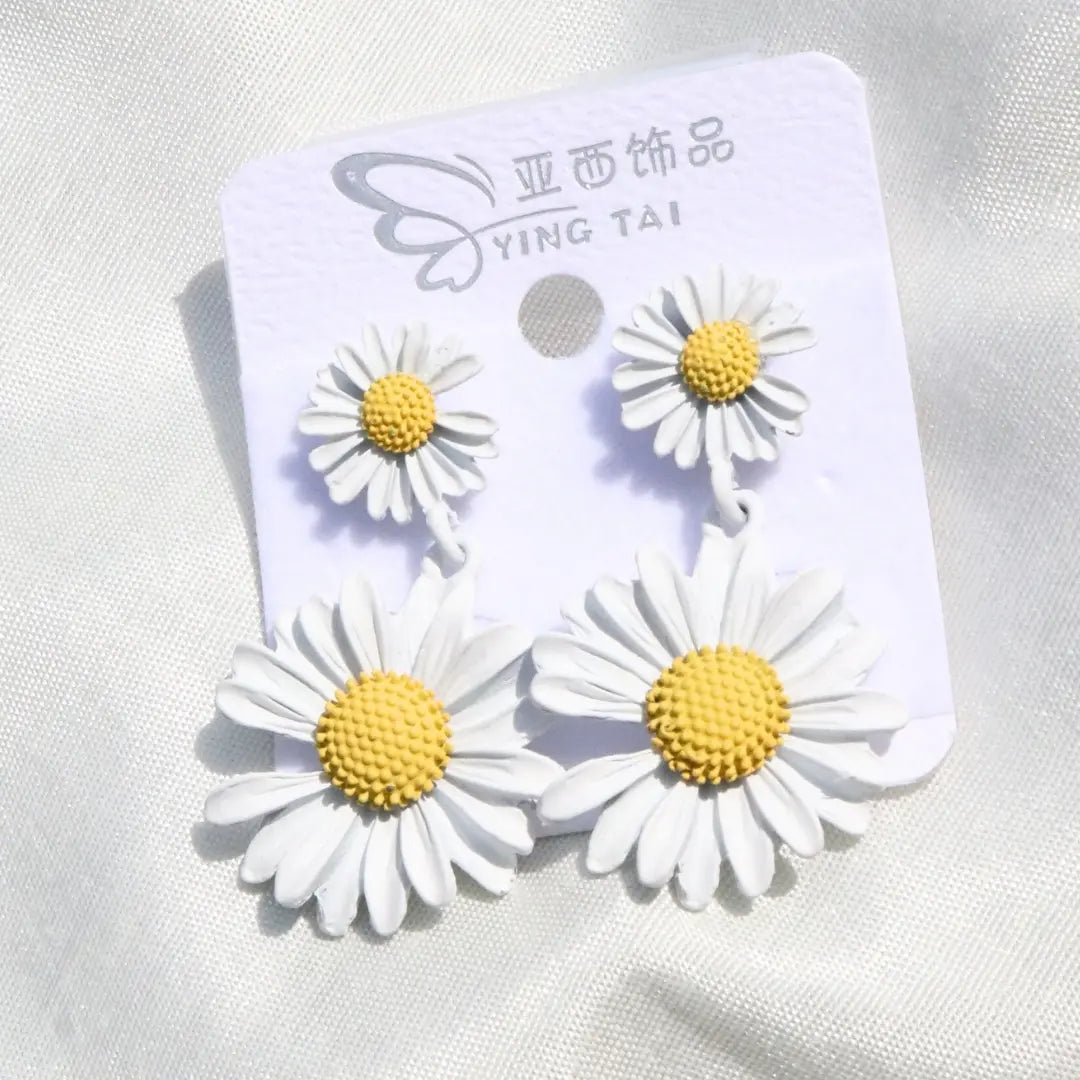 White Dazzling Metal Daisy Earrings