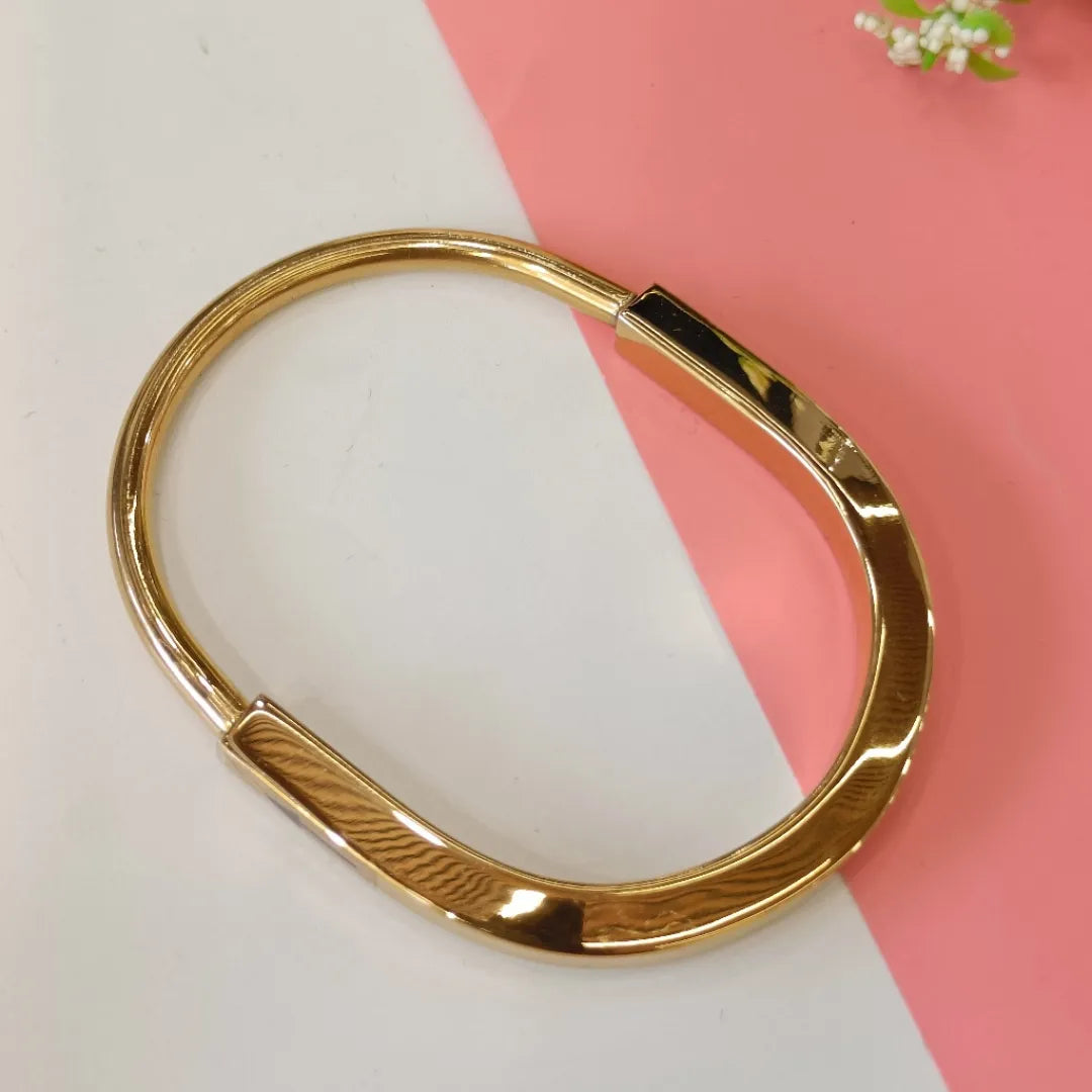 Anti-Tarnish Gold-Toned Oval Lock Bracelet - 18k Anti Tarnish Bracelet