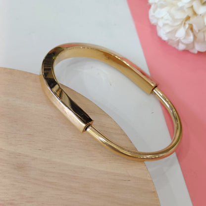 Anti Tarnish Gold Toned Oval Lock Bracelet